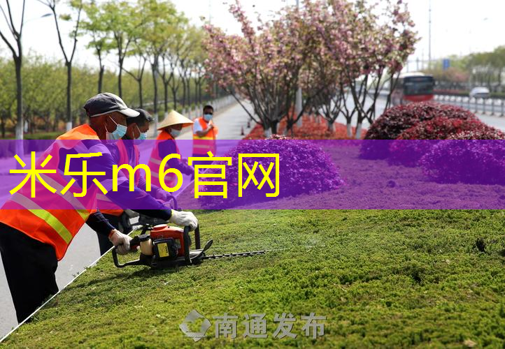 男子从网球拍钻出来